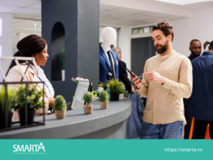 Nhân viên thu ngân (Cashier) có nhiệm vụ thực hiện thanh toán và trả tiền trong các cửa hàng bán lẻ bằng cách sử dụng máy tính tiền, hệ thống POS (Point of Sale) hoặc các thiết bị liên quan.